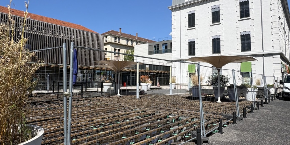 La place centrale se refait une beauté ! 